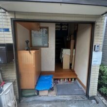 既存の引戸を外しカバー工法で新規に引き戸を設置します。